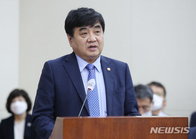 [서울=뉴시스] 김진아 기자 = 한상혁 방송통신위원장이 28일 서울 여의도 국회에서 열린 과학기술정보방송통신위원회 전체회의에서 업무보고를 하고 있다. 2020.07.28.&nbsp; bluesoda@newsis.com