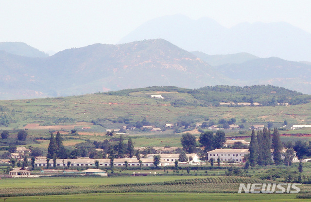 [인천=뉴시스]김병문 기자 = 합동참모본부는 지난 27일 정례브리핑에서 최근 월북한 것으로 추정되는 탈북민 김모 씨를 특정할 수 있는 유기된 가방을 발견, 확인하고 현재 정밀조사 중이라고 밝혔다. 사진은 28일 오전 인천 강화도 평화전망대에서 바라본 북한 황해북도 개풍군 마을이 보이고 있다. 2020.07.28.&nbsp; dadazon@newsis.com 
