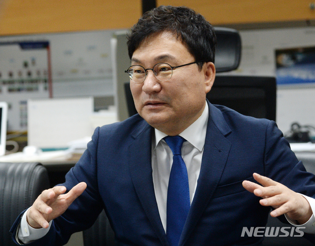 [전주=뉴시스] 김얼 기자 = 이상직 의원은 28일 전북 전주시 전북도의회 기자실을 방문해 더불어민주당 전북도당 도당위원장 출마 관련 기자간담회를 열고 질의에 답변하고 있다. 2020.07.28. pmkeul@newsis.com