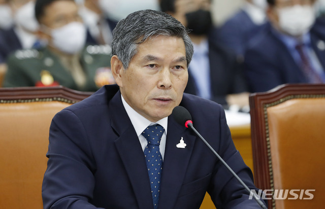 [서울=뉴시스] 최동준 기자 = 정경두 국방부 장관이 28일 서울 여의도 국회에서 열린 국회 국방위원회 전체회의에서 질의에 답변하고 있다. 2020.07.28. photocdj@newsis.com