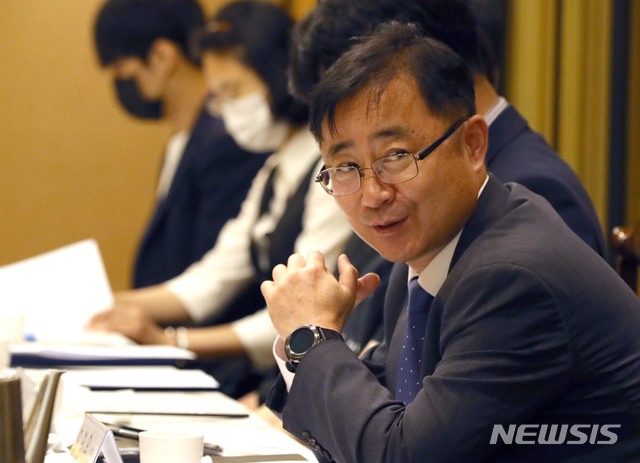 [서울=뉴시스]오영우 문화체육관광부 제1차관이 28일 서울 종로구의 한 식당에서 열린 제3기 음악산업발전위원회 1차 회의에 참석해 인사말을 하고 있다. (사진=문화체육관광부 제공) 2020.07.28. photo@newsis.com