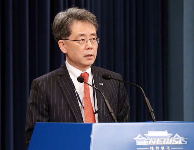 [서울=뉴시스]박영태 기자 = 김현종 국가안보실 2차장이 28일 청와대 춘추관 대브리핑룸에서 한-미 미사일 지침과 관련해 "우주발사체 고체 연료 사용 제한을 완전히 해제"한다는 브리핑을 하고 있다. 2020.07.28.since1999@newsis.com