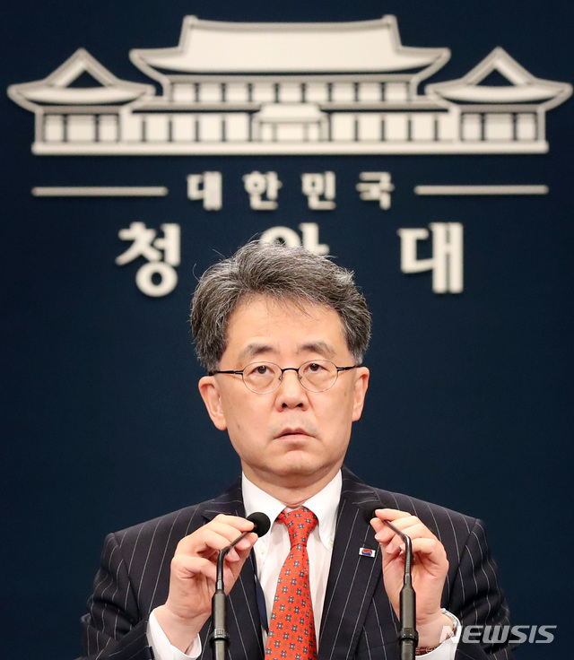 [서울=뉴시스]박영태 기자 = 김현종 국가안보실 2차장이 28일 청와대 춘추관 대브리핑룸에서 한-미 미사일 지침과 관련해 "우주발사체 고체 연료 사용 제한을 완전히 해제"한다는 브리핑을 하고 있다. 2020.07.28. since1999@newsis.com 