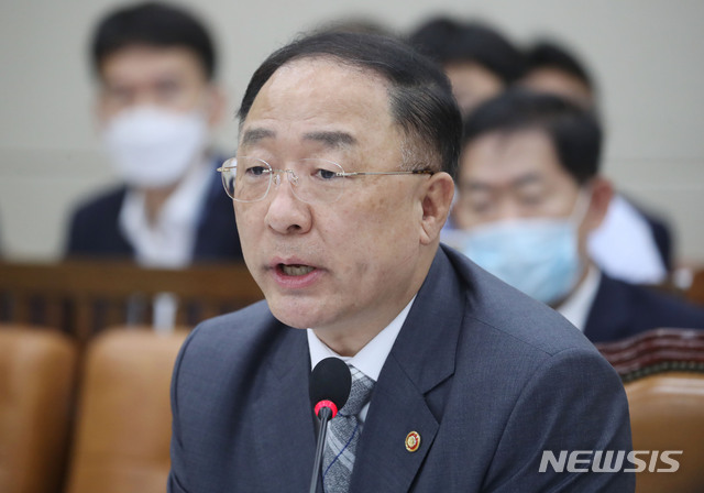 [서울=뉴시스] 김진아 기자 = 홍남기 경제부총리 겸 기획재정부 장관이 28일 오후 서울 여의도 국회에서 열린 기획재정위원회 전체회의에서 의원들의 질의에 답하고 있다. 이날 미래통합당 의원들은 더불어민주당 '부동산 세법' 상정 강행 등에 항의하며 회의장을 떠났다. 2020.07.28.&nbsp; bluesoda@newsis.com