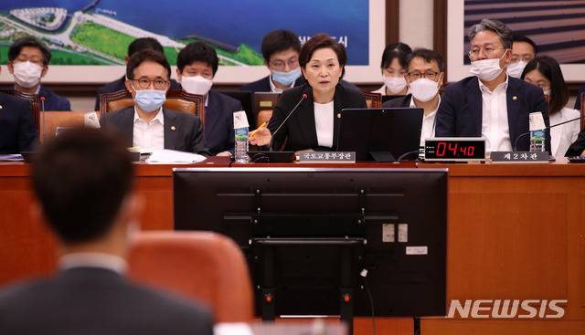[서울=뉴시스]김선웅 기자 = 김현미 국토교통부 장관이 28일 오후 서울 여의도 국회에서 열린 국토교통위원회 전체회의에서 질의에 답변하고 있다. 2020.07.28.&nbsp; mangusta@newsis.com