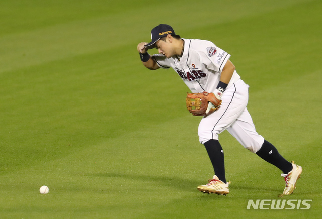 [서울=뉴시스] 고승민 기자 = 28일 서울 잠실야구장에서 열린 2020 KBO 리그 키움 히어로즈 대 두산 베어스 경기, 6회초 키움 공격 1사 1,3루 상황 5번타자 박병호의 플라이를 두산 2루수 최주환이 놓치고 있다. 2020.07.28.kkssmm99@newsis.com