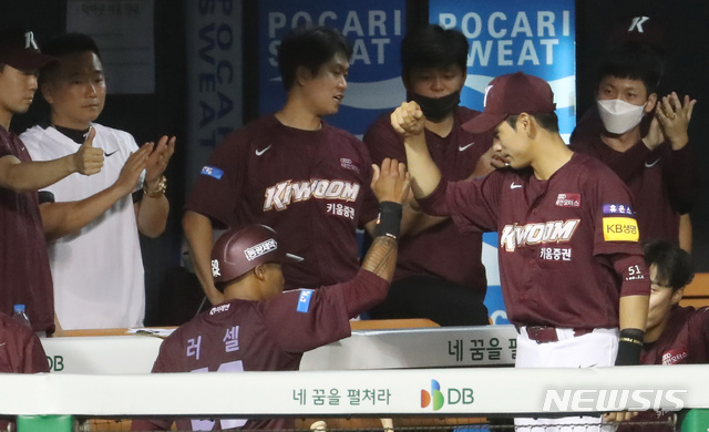 [서울=뉴시스] 고승민 기자 = 28일 서울 잠실야구장에서 열린 2020 KBO 리그 키움 히어로즈 대 두산 베어스 경기, 6회초 키움 공격 1사 만루 상황 7번타자 김혜성 희생플라이 때 3번타자 러셀이 홈인, 덕아웃서 동료들과 기버하고 있다. 2020.07.28.kkssmm99@newsis.com