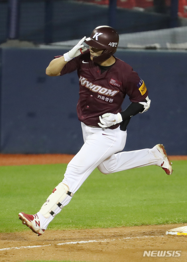 [서울=뉴시스] 고승민 기자 = 28일 서울 잠실야구장에서 열린 2020 KBO 리그 키움 히어로즈 대 두산 베어스 경기,7회초 키움 공격 2사 주자없는 상황 2번타자 김하성이 홈런을 치고 홈으로 향하고 있다. 2020.07.28.kkssmm99@newsis.com
