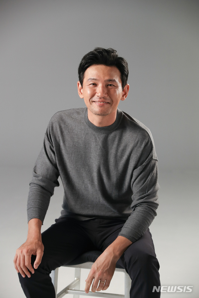 [서울=뉴시스]배우 황정민. (사진=배급사 CJ엔터테인먼트 제공)