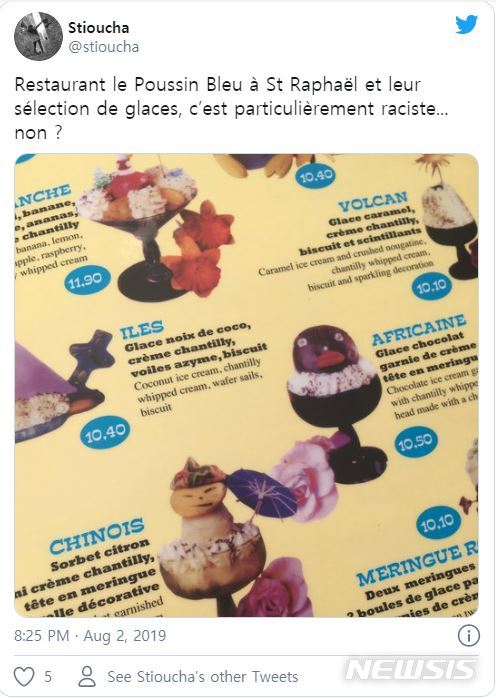 [[서울=뉴시스]프랑스 남동부의 지중해 연안 휴양지 코트 다쥐르의 카페 '르 푸생 블루'(Le Poussin Bleu, 파란 병아리)의 인기 아이스크림 2종이 인종차별적이라는 비난에 따라 메뉴에서 퇴출이 결정됐다. '르 푸생 블루'의 메뉴판 모습. <사진 출처 : 트위터> 2020.7.29