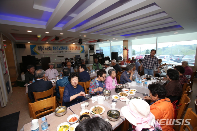 [평창=뉴시스] 김경목 기자 = 평창군 대관령면 차항1·2리 어르신 40여명과 진부면 하누리노인복지센터 어르신 10여명이 30일 강원 평창군 현대엘리엇호텔리조트에서 열린 초청행사에서 점심 식사를 하고 있다. 2020.07.30.&nbsp; photo31＠newsis.com