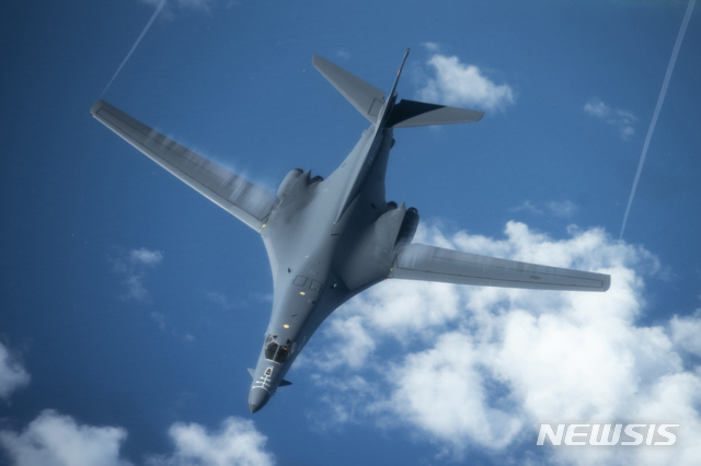 [서울=뉴시스]미국 공군 B-1B 전략폭격기가 27일 일본 근해에서 미일 연합훈련을 했다. 미일 연합훈련 중 일본에서 출발한 특수작전용 수직이착륙기 CV-22B는 경북 포항 인근 동해상을 비행했다. (사진=미 공군 홈페이지 캡쳐) 2020.07.29.&nbsp; photo@newsis.com 