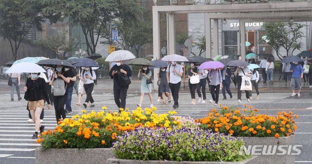 [서울=뉴시스] 박주성 기자 = 서울 등 전국 곳곳에 호우특보가 내려져 있는 가운데 지난 29일 오전 서울 여의도 환승센터에 시민들이 출근길을 재촉하고 있다. 2020.07.30. park7691@newsis.com