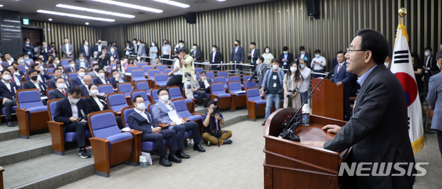 [서울=뉴시스]김선웅 기자 = 주호영 미래통합당 원내대표가 29일 오전 서울 여의도 국회에서 열린 당 의원총회에서 발언하고 있다. 2020.07.29. mangusta@newsis.com