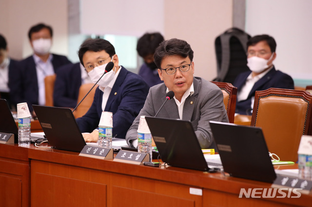 [서울=뉴시스]김선웅 기자 = 진성준 더불어민주당 의원이 29일 오전 서울 여의도 국회에서 열린 국토교통위원회 전체회의에서 의사진행 발언을 하고 있다. 2020.07.29.&nbsp; mangusta@newsis.com