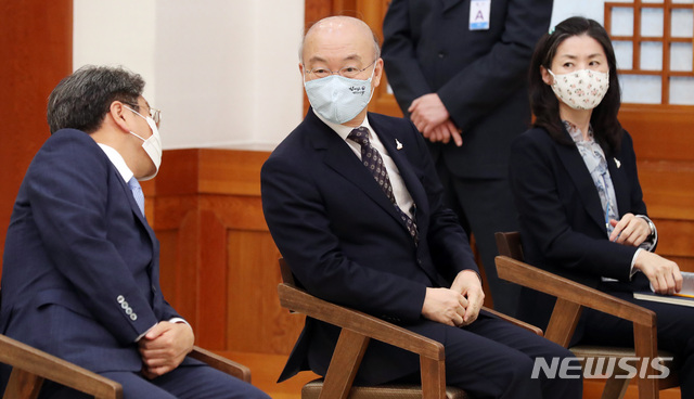 [서울=뉴시스]박영태 기자 = 김조원 민정수석이 29일 청와대 본관에서 열린 통일부장관, 국가정보원장, 경철청장 임명장 수여식에 참석해 강기정 정무수석과 이야기를 나누고 있다. 오른쪽은 김외숙 인사수석. 2020.07.29. since1999@newsis.com
