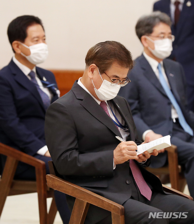 [서울=뉴시스]박영태 기자 = 서훈 국가안보실장이 29일 청와대 본관에서 열린 통일부장관, 국가정보원장, 경철청장 임명장 수여식에 참석해 메모를 하고 있다. 2020.07.29.since1999@newsis.com