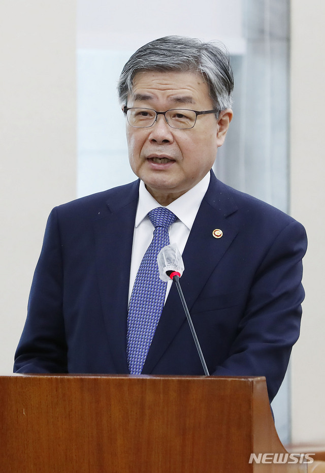 [서울=뉴시스] 최동준 기자 = 이재갑 고용노동부 장관이 29일 서울 여의도 국회에서 열린 환경노동위원회 전체회의에서 현안보고를 하고 있다. 2020.07.29.&nbsp; photocdj@newsis.com