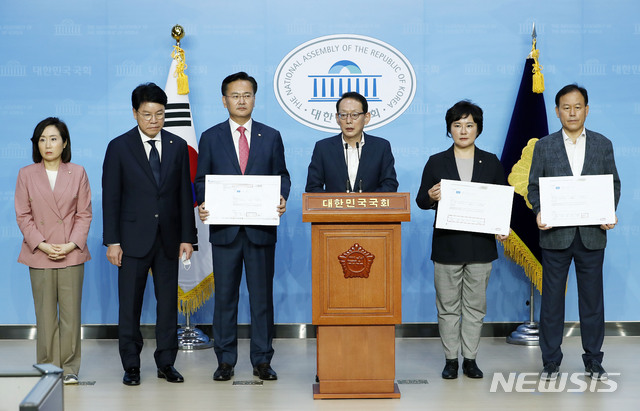 [서울=뉴시스] 최동준 기자 = 김도읍 미래통합당 법제사법위원회 야당 간사를 비롯한 법사위원들이 29일 서울 여의도 국회 소통관에서 기자회견을 열고 주택임대차보호법 일부개정법률안 등에 대한 더불어민주당 규탄 기자회견을 하고 있다. 2020.07.29. photocdj@newsis.com