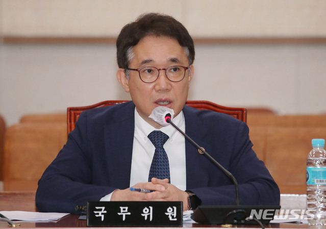 [서울=뉴시스] 김진아 기자 = 박선호 국토교통부 차관이 29일 서울 여의도 국회에서 열린 법제사법위원회 전체회의에서 의원의 질의에 답하고 있다. 2020.07.29. bluesoda@newsis.com