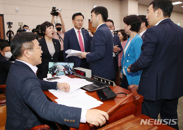 [서울=뉴시스] 김진아 기자 = 29일 서울 여의도 국회에서 열린 법제사법위원회 전체회의에서 윤호중 국회 법사위원장이 주택임대차보호법을 상정하자 미래통합당 의원들이 항의하며 더불어민주당 의원들과 논쟁하고 있다. 2020.07.29. bluesoda@newsis.com