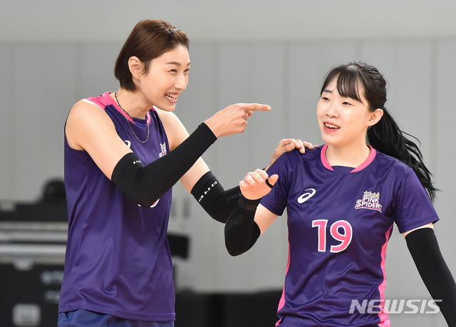 [용인=뉴시스] 김종택기자 = 11년만에 국내 프로배구 V리그로 복귀해 흥국생명 유니폼을 입은 김연경이 29일 오전 경기 용인시 기흥구 흥국생명 연수원에서 훈련하며 미소짓고 있다. 2020.07.28.semail3778@naver.com