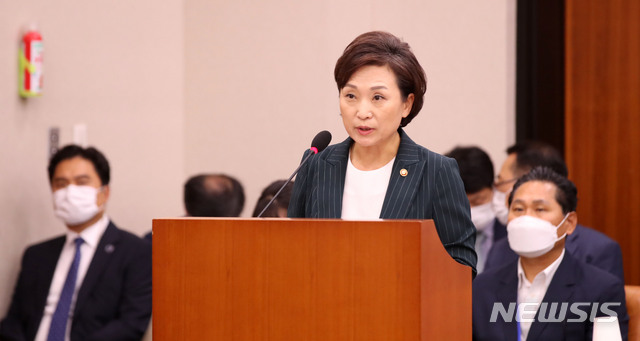 [서울=뉴시스]김선웅 기자 = 김현미 국토교통부 장관이 29일 오후 서울 여의도 국회에서 열린 국토교통위원회 전체회의에서 업무보고를 하고 있다. 2020.07.29. mangusta@newsis.com