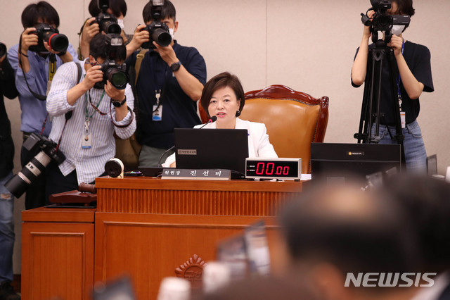 [서울=뉴시스]김선웅 기자 = 진선미 국회 국토교통위원장이 29일 오후 서울 여의도 국회에서 열린 국토교통위원회 전체회의를 진행하고 있다. 2020.07.29. mangusta@newsis.com