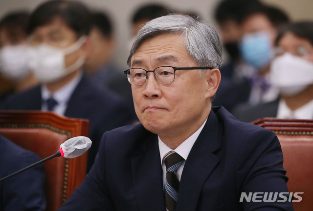 [서울=뉴시스] 김진아 기자 = 최재형 감사원장이 29일 서울 여의도 국회에서 열린 법제사법위원회 전체회의에서 의원의 질의를 듣고 있다. 2020.07.29.&nbsp; bluesoda@newsis.com