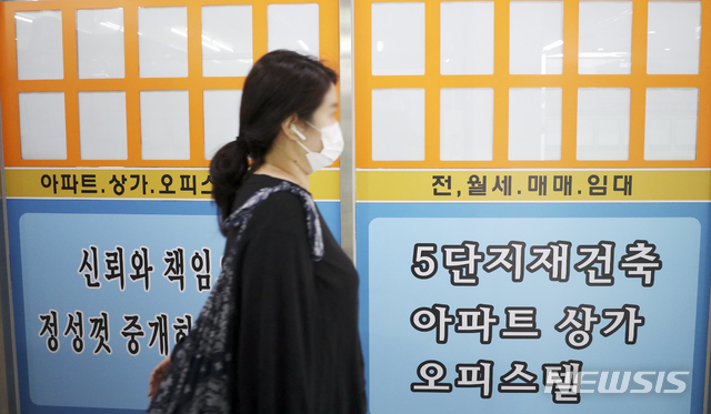 [서울=뉴시스]최진석 기자 = 29일 국회 법제사법위원회가 계약 갱신 청구권과 전월세 상한제를 담은 '주택임대차보호법' 개정안을 심사해 가결했다. 임대차 3법 개정안이 시행되면 세입자는 기존 2년의 계약이 지나면 2년 재계약을 할 수 있고, 임대료는 직전 계약액의 5% 이상 올리지 못한다. 사진은 이날 서울 송파구 아파트 단지 상가의 부동산 중개업소 아파트 매물 정보가 비어있는 모습. 2020.07.29.&nbsp; myjs@newsis.com
