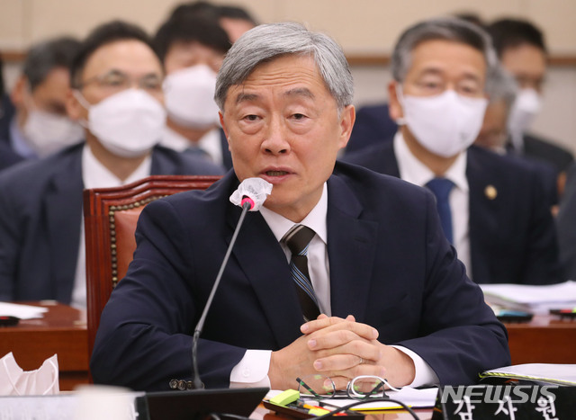 [서울=뉴시스] 김진아 기자 = 최재형 감사원장이 29일 서울 여의도 국회에서 열린 법제사법위원회 전체회의에서 의원의 질의에 답하고 있다. 2020.07.29. bluesoda@newsis.com