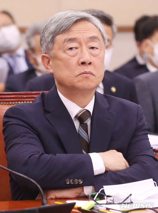 [서울=뉴시스] 김진아 기자 = 최재형 감사원장이 29일 서울 여의도 국회에서 열린 법제사법위원회 전체회의에서 고심하고 있다. 2020.07.29.&nbsp; bluesoda@newsis.com