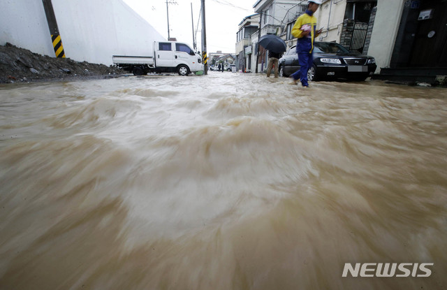 충북 비 피해 잇따라…밤 사이 97건 신고 