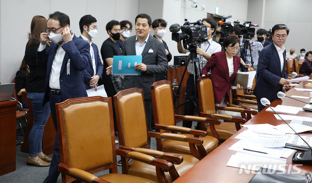 [서울=뉴시스]김선웅 기자 = 미래통합당 국회 운영위원들이 29일 오후 서울 여의도 국회에서 열린 운영위원회 1차 전체회의에서 의사진행발언을 마친 후 퇴장하고 있다. 2020.07.29. mangusta@newsis.com