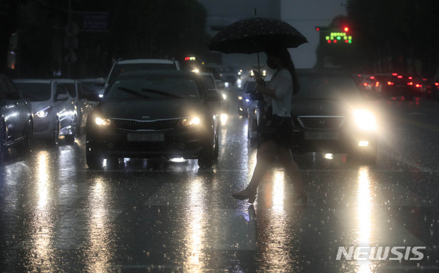 [서울=뉴시스] 박민석 기자 = 서울 지역에 장맛비가 내리는 지난달 29일 오후 서울 서초구 일대에서 우산을 쓴 시민이 횡단보도를 건너고 있다. 2020.07.29. mspark@newsis.com <사진은 기사내용과 직접 관련 없습니다>