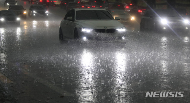 [서울=뉴시스] 박민석 기자 = 서울 지역에 장맛비가 내리는 29일 오후 서울 서초구 일대에서 차량들이 빗길을 이동하고 있다. 2020.07.29. mspark@newsis.com