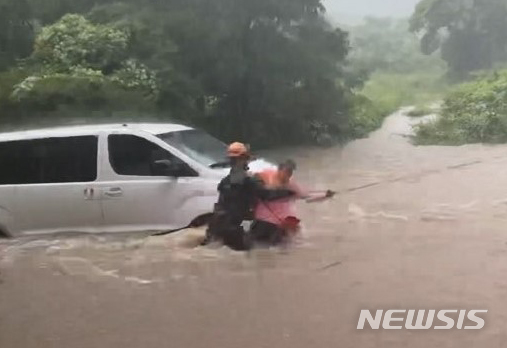 [청주=뉴시스] 임선우 기자 = 30일 오전 7시12분 충북 청주시 상당구 가덕면 내암리에서 차량 1대가 침수돼 소방대원이 운전자를 구조하고 있다. 밤 사이 청주시 상당구에는 62.5㎜ 폭우가 쏟아졌다. (사진=충북도소방본부 제공) 2020.7.30. photo@newsis.com