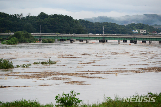 [청주=뉴시스] 인진연 기자 = 30일 오전 충북지역에 많은 양의 장맛비가 내려 일부 지역에 홍수와 산사태 특보가 발효되면서 홍수주의보가 발령된 청주 미호천교 일대가 물에 잠겨 있다. 금강홍수통제소는 이날 오전 7시40분 현재 미호천교 수위가 6.62m(수위표기준)로 점점 높아지면서 오전 8시50분께 주의보 수위(7.0m)를 넘을 것으로 예상했다. 2020.07.30 inphoto@newsis.com