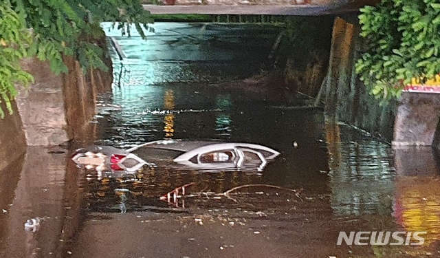 [증평=뉴시스]강신욱 기자 = 30일 오전 4시9분께 폭우로 침수된 충북 증평군 증평읍 사곡리 지하차도를 지나던 한 승용차가 물에 빠져 있다. (사진=독자 제공) 2020.07.30. photo@newsis.com 