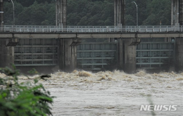 [충주=뉴시스]이병찬 기자 = 지난 2020년 7월30일 천둥과 번개를 동반한 많은 비가 내린 충북 충주시의 충주댐 조정지댐이 거센 물줄기를 뿜어내고 있다. 조정지댐의 상류인 괴산군 목도교 인근에는 이날 홍수경보가 발령됐다.2020.07.30.bclee@newsis.com