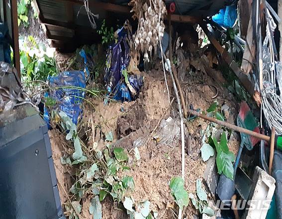 [정읍=뉴시스]윤난슬 기자 = 29일 오전 6시 30분께 정읍시 칠보면의 한 주택이 산사태로 인해 벽체 부분이 파손돼 주민 3명이 마을회관으로 대피하기도 했다. 사진은 피해 모습.(사진=전북도 제공) 