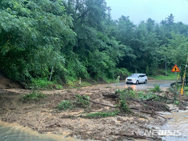 [옥천=뉴시스] 조성현 기자 = 30일 오전 옥천군 안내면 정방재에서 산사태로 쏟아진 토사가 도로를 덮쳐 운전자의 통행을 방해하고 있다. (사진 = 독자 제공) 2020.07.30. photo@newsis.com