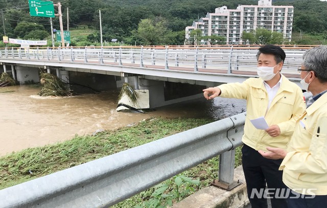 [충주=뉴시스]이병찬 기자 = 충북 충주시 박중근 부시장이 30일 큰 비가 내린 앙성면 용포리에서 피해 상황을 점검하고 있다.(사진=충주시 제공) 2020.07.30.photo@newsis.com