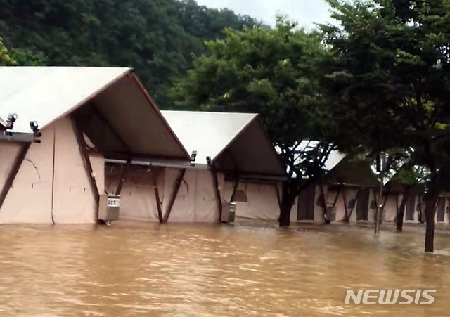 [청주=뉴시스] 인진연 기자 = 30일 오전 집중호우로 충북학생수련원 진천 본원의 글램핑 텐트 19동이 침수 피해를 입었다. (사진=충북교육청 제공) 2020.07.30photo@newsis.com
