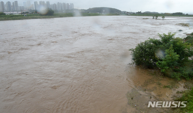 [완주=뉴시스] 김얼 기자 = 지속적인 장마가 이어지며 전북지역에 호우경보가 내린 지난 30일 전북 완주군 만경강이 쏟아져 내린 비로 불어나 넘실대고 있다. 2020.07.30.pmkeul@newsis.com