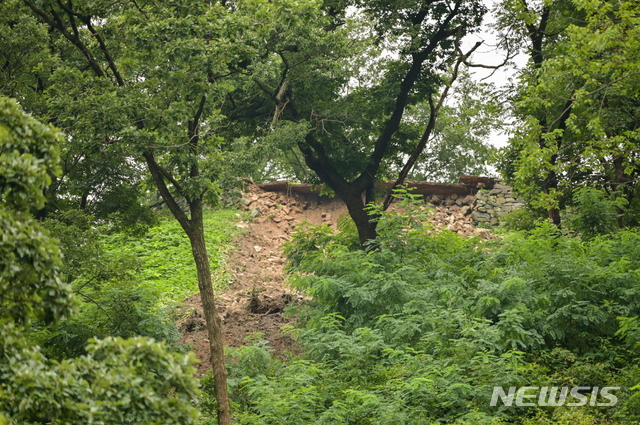 [공주=뉴시스]집중호우로 공주 공산성 성벽 일부가 붕괴된 모습