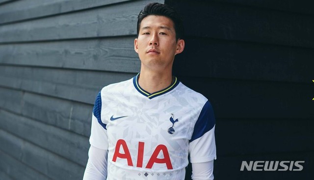 [서울=뉴시스]손흥민, 토트넘 2020~2021시즌 홈 유니폼 모델로 나서 (사진 = 토트넘 구단 홈페이지 캡처)