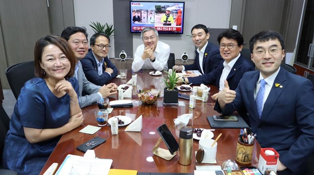 [서울=뉴시스]열린민주당 최강욱 대표가 30일 자신의 페이스북에 올린 민주당 박주민·이재정·황운하·김용민·김승원·김남국 의원 등과 함께 찍은 사진. (사진=최강욱 의원 페이스북)