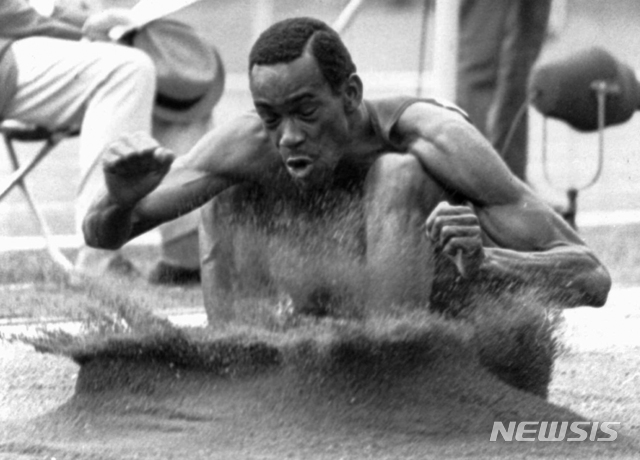 [멕시코시티=AP/뉴시스]1968 멕시코시티 올림픽에서 밥 비먼이 올림픽기록을 세우는 장면. 1968.10.18.