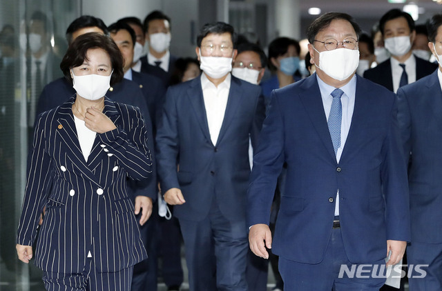 [서울=뉴시스] 최동준 기자 = 김태년 더불어민주당 원내대표, 추미애 법무부 장관을 비롯한 당정청 관계자들이 30일 서울 여의도 국회의원회관에서 열린 국민을 위한 권력기관 개혁 당정청 협의에 입장하고 있다. 2020.07.30.&nbsp; photocdj@newsis.com